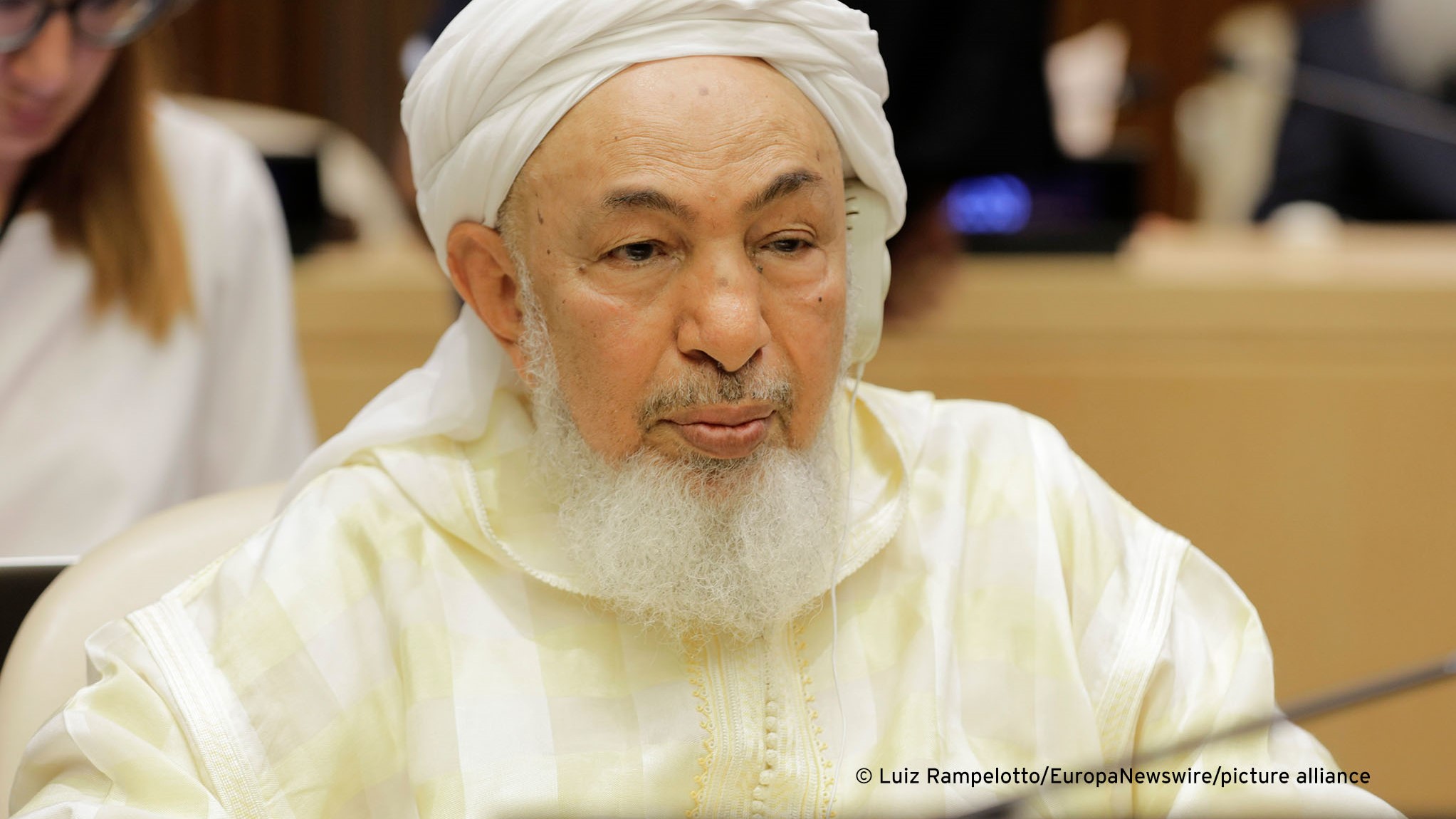 يرأس الفقيه عبد الله بن بيه مجلس الإمارات للإفتاء الشرعي. Abu Dhabi-based, Mauritanian-born religious jurist Sheikh Abdullah bin Bayyah (photo: EuropaNewsWire/picture-alliance)