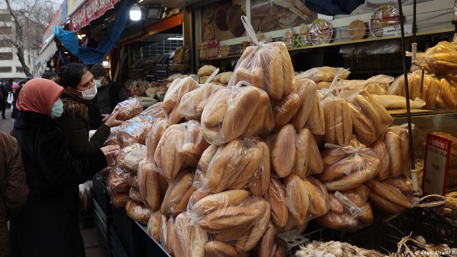 Frauen beim Einkauf auf einem Markt in Ankara, Dezember 2021 (Foto: Adem Altan/AFP) 