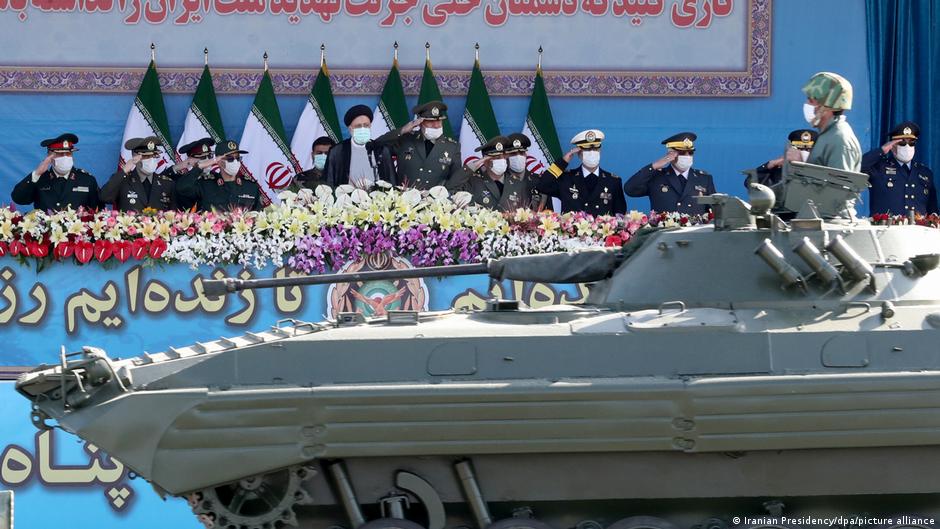 الرئيس الإيراني إبراهيم رئيسي يشاهد دبابة تمر خلال عرض عسكري. Iran's President Ebrahim Raisi watching a tank pass by during a military procession (photo: Iranian Presidency/dpa/picture-alliance)