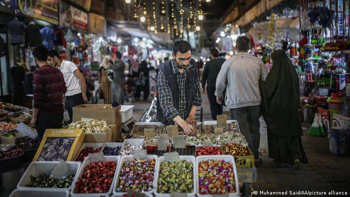 Szene vom Sukh in Idlib: ein Stand mit bunten Bonbons, andere Stände im Hintergrund