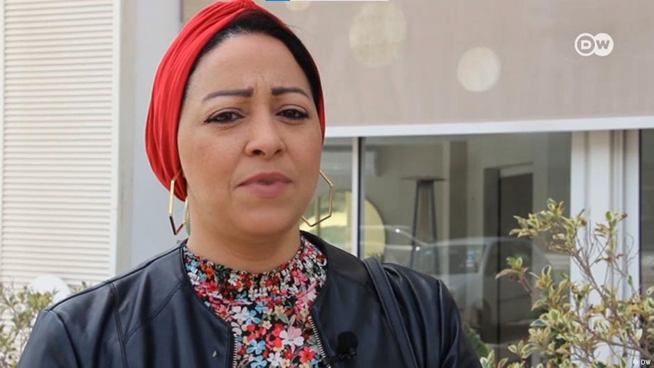 الصحافية التونسية شهرزاد عكاشة رئيسة تحرير موقع "سكوب إنفو".  Die tunesische Journalistin Shahrazad Okacha befürchtet die Rückkehr in die Zeit vor 2011; Foto: Videostill; Quelle: DW