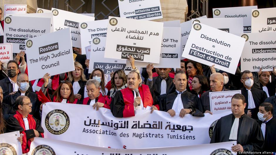 مظاهرة ضد قرارات الرئيس قيس سعيد الذي يواجه اتهامات بتدمير مكاسب تونس الديمقراطية. Tunisian judges and lawyers protest President Saied's decision in February 2022 to give himself judicial oversight and the power to sack judges (photo: AA/picture-alliance)