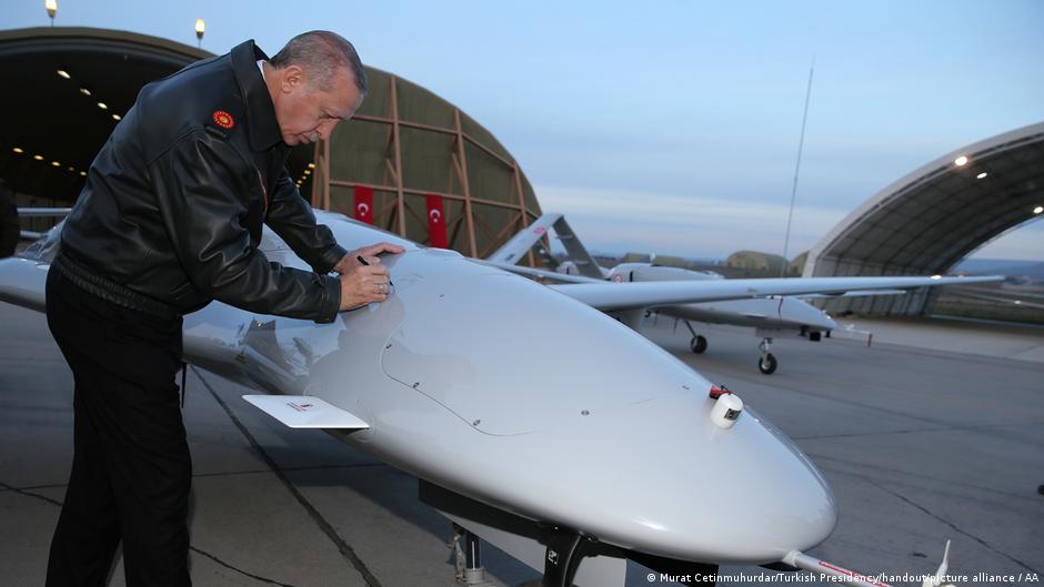 Turkish head of state Recep Tayyip Erdogan signs a military drone (photo: Murat Cetinmuhurdar/Turkish Presidency Handout/picture alliance/AA)