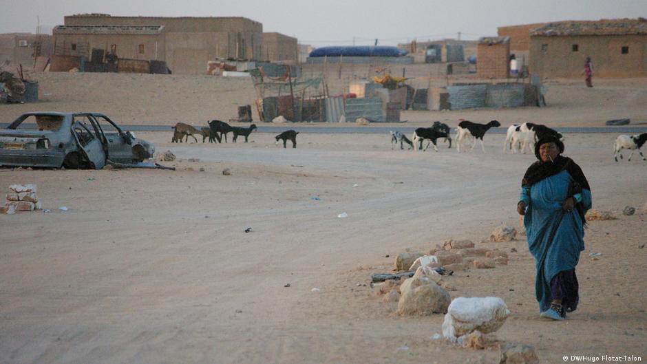 Schwelt seit Jahrzehnten: der Westsaharakonflikt. Blick auf ein Flüchtlingslager der Sahrauis in Algerien; Foto: DW/Hugo Flotat-Talon