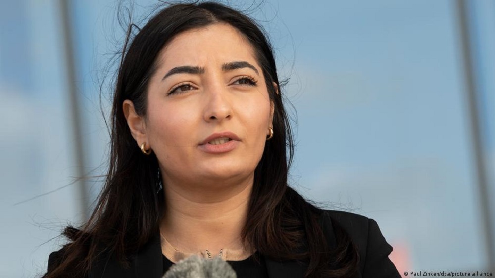  Reem Alabali-Radovan  Reem Alabali-Radovan ist eine deutsche Politikerin der SPD. Seit Dezember 2021 ist sie Staatsministerin beim Bundeskanzler und Regierungsbeauftragte für Migration, Flüchtlinge und Integration.