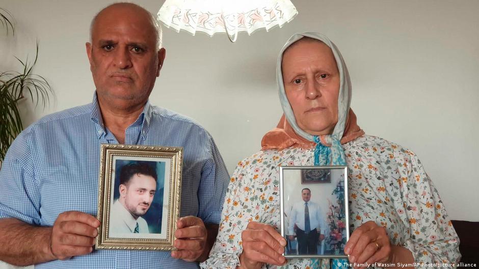 Omar Siyam and Siham Siyam, the father and mother of Wassim Siyam who was shot dead by Syrian soldier agents, in the Tadamon neighbourhood of Damascus (photo: AP Photo/picture-alliance)