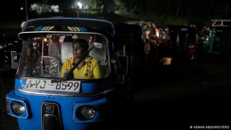 Once time was money: when the fuel gauge needle moves into the red zone, the driver joins one of the long queues at the petrol stations. Often she waits there more than twelve hours for petrol. The price of petrol is constantly rising: she now pays more than 150 percent more at the pump than she did eight months ago