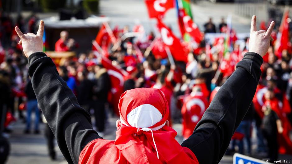 تحية الذئاب الرمادية. Wolfsgruß der Grauen Wölfe. (Foto: Imago/L. Berg)