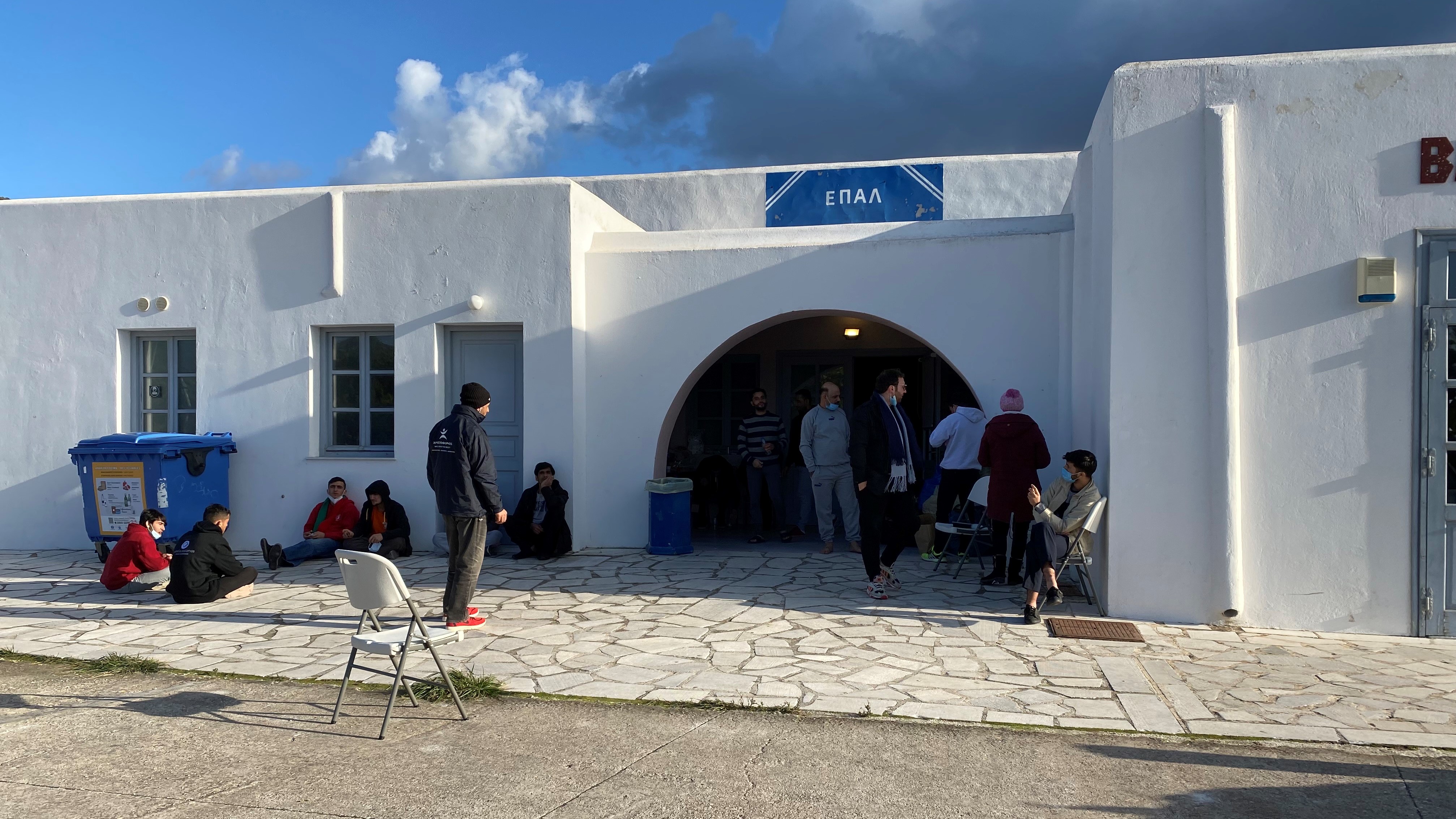 Unterbringung und Bewachung der 63 Überlebenden des Schiffbruchs in der Berufsfachschule von Paros. (Foto: ALEXANDRA SENFFT)