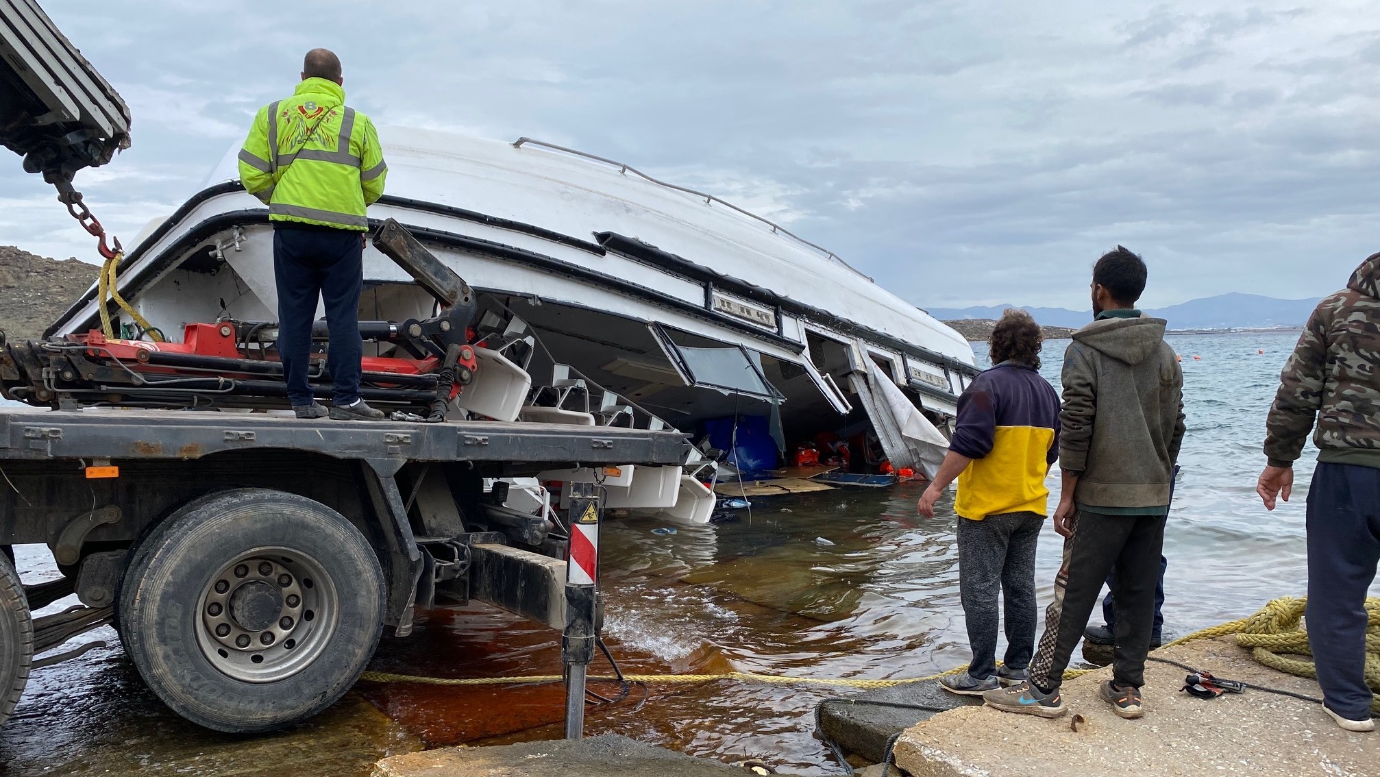 Das havarierte Boot vor der Bergung in der Bucht von Naoussa, Paros, 26. Dezember 2022. (Foto: ALEXANDRA SENFFT)