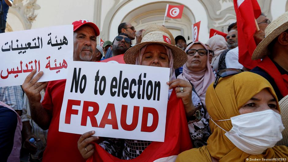 Protesters demonstrating against President Kais Saied's draft constitution (photo: Zoubeir Souissi/Reuters)