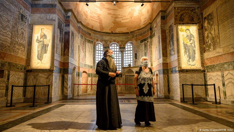 مسجد خورا في إسطنبول، المعروف سابقًا باسم كنيسة المخلِّص المقدَّس. A priest and a woman visit the Chora Museum, formally the Church of the Holy Saviour, a medieval Byzantine Greek Orthodox church, Istanbul, August 2020 (photo: Getty Images/AFP/B. Kilic)