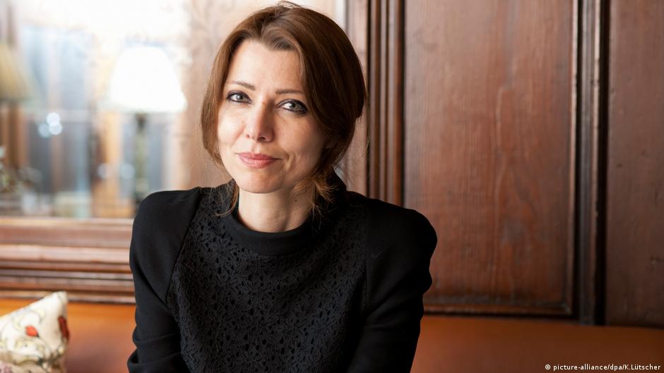 الكاتبة التركية إليف شفق. Elif Shafak (photo: picture-alliance/dpa/K. Lütscher)