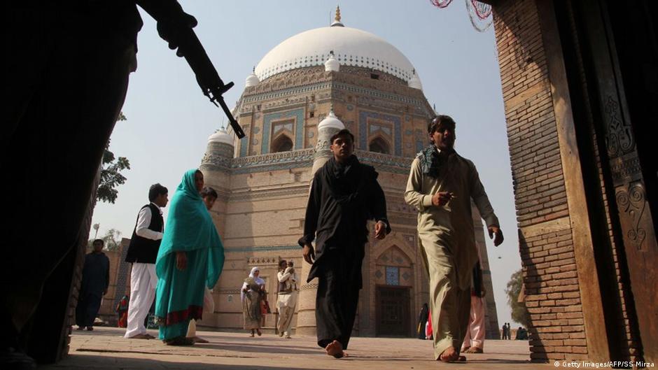 Ein Polizist bewacht den Schrein des Sufi-Heiligen Shah Rukn-e Alam in Multan, Pakistan; Foto: Getty Imges/AFP/SS Mirza