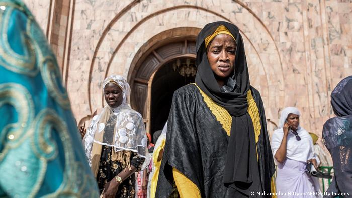 Pilgerinnen verlassen die Moschee.