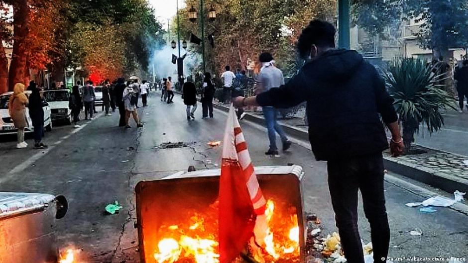 Anti-hijab protests in solidarity with 22-year-old Mahsa Amini, who died (photo: SalamPix/Abaca/picture-alliance)