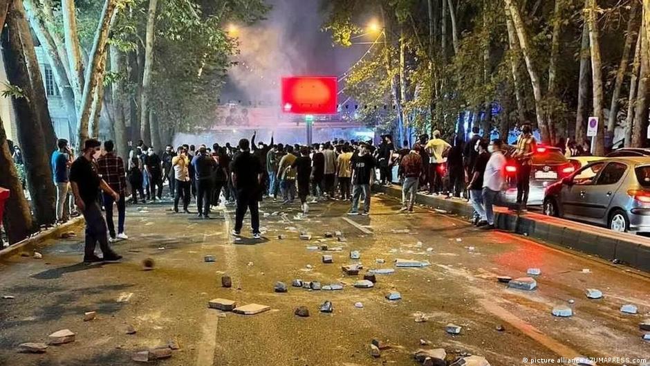 Crowds of protesters in Tehran in a night-time stand-off against the regime's security forces (photo: picture-alliance)