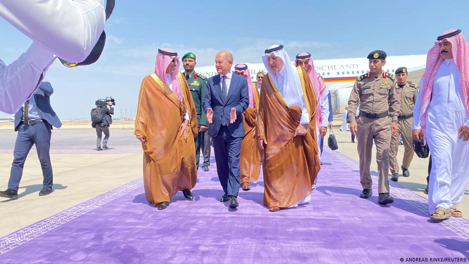 German Chancellor Olaf Scholz in Saudi Arabia (photo: Moritz Rinke/Reuters) &nbsp;