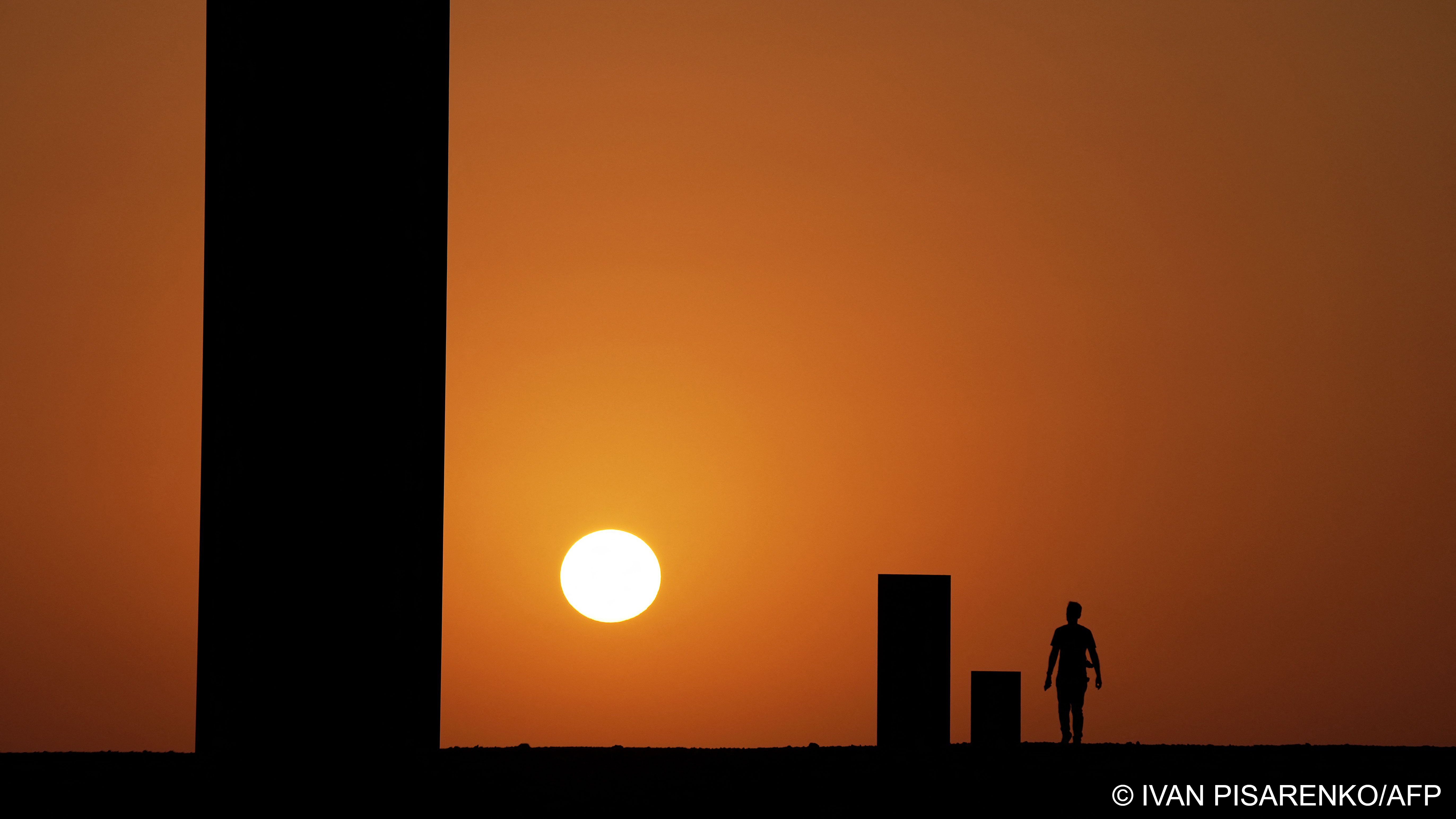  A four-wheel drive is needed to reach the artfully rusted steel plates about 70 kilometres from Doha (photo: Ivan PISARENKO/AFP) 