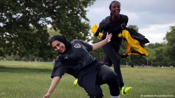 Yasmin Abdullah mit einer Team-Kollegin beim Training