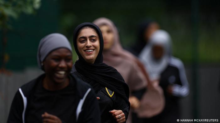 Fatima Ali beim Training mit ihrem Team