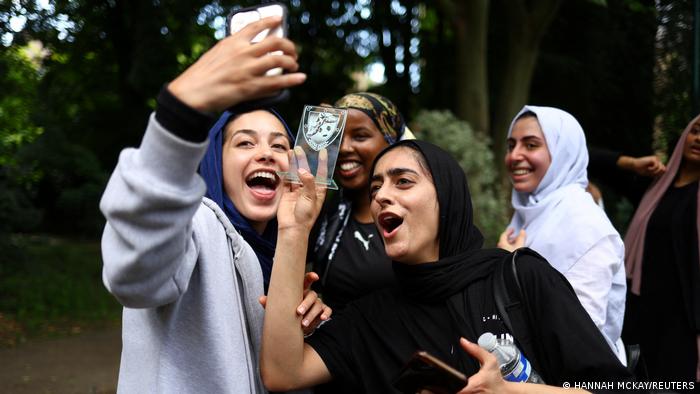 Mitglieder des Sisterhood FC feiern ihren Sieg