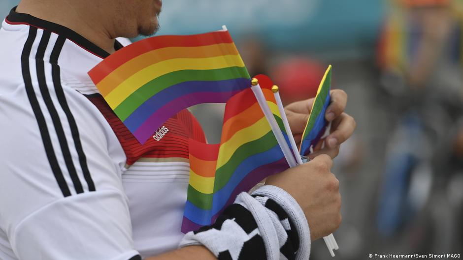 أحد مشجعي كرة القدم حاملاً أعلام مجتمع الميم. Ein Fußballfan mit LGBTQ-Fahnen; Foto: Frank Hoerman/Sven Simon/IMAGO