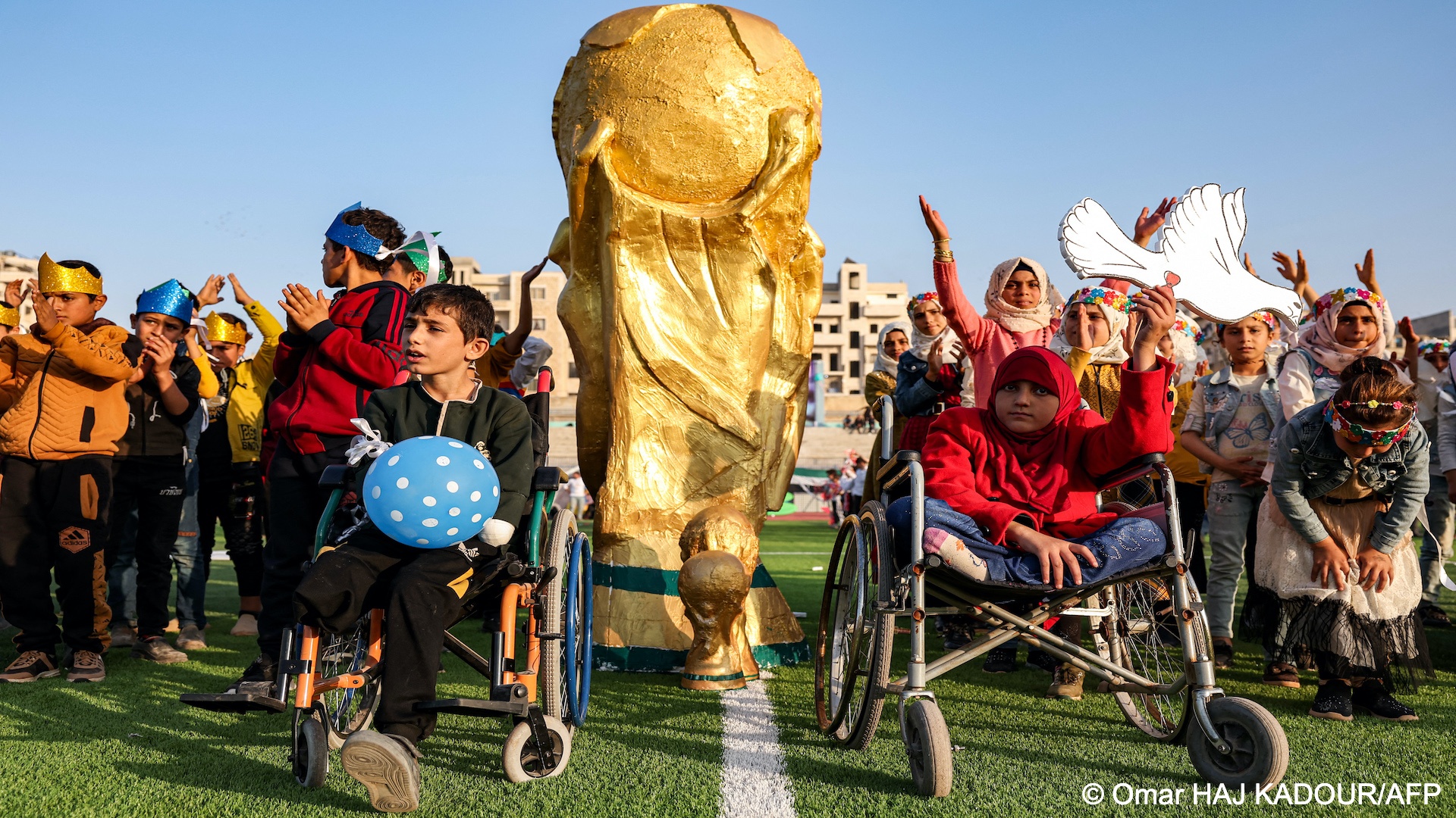 انطلقت، مساء أمس السبت، فعاليات بطولة "كأس العالم للمخيمات" شمال غربيّ سورية، بمشاركة أكثر من 300 طفل تراوح أعمارهم بين 10 إلى 14 عاماً يمثلون 25 مخيماً في محافظة إدلب وسبع مناطق صناعية.