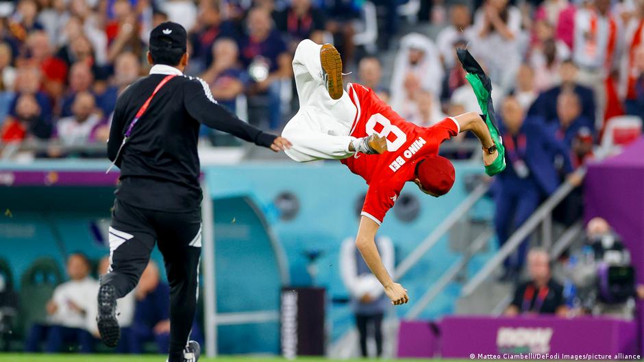 Überschlag eines tunesischen Flitzers mit Palästina-Fahne beim WM-Spiel Tunesien gegen Frankreich; Foto: Matteo Ciambelli/De Fodi Images/picture-alliance