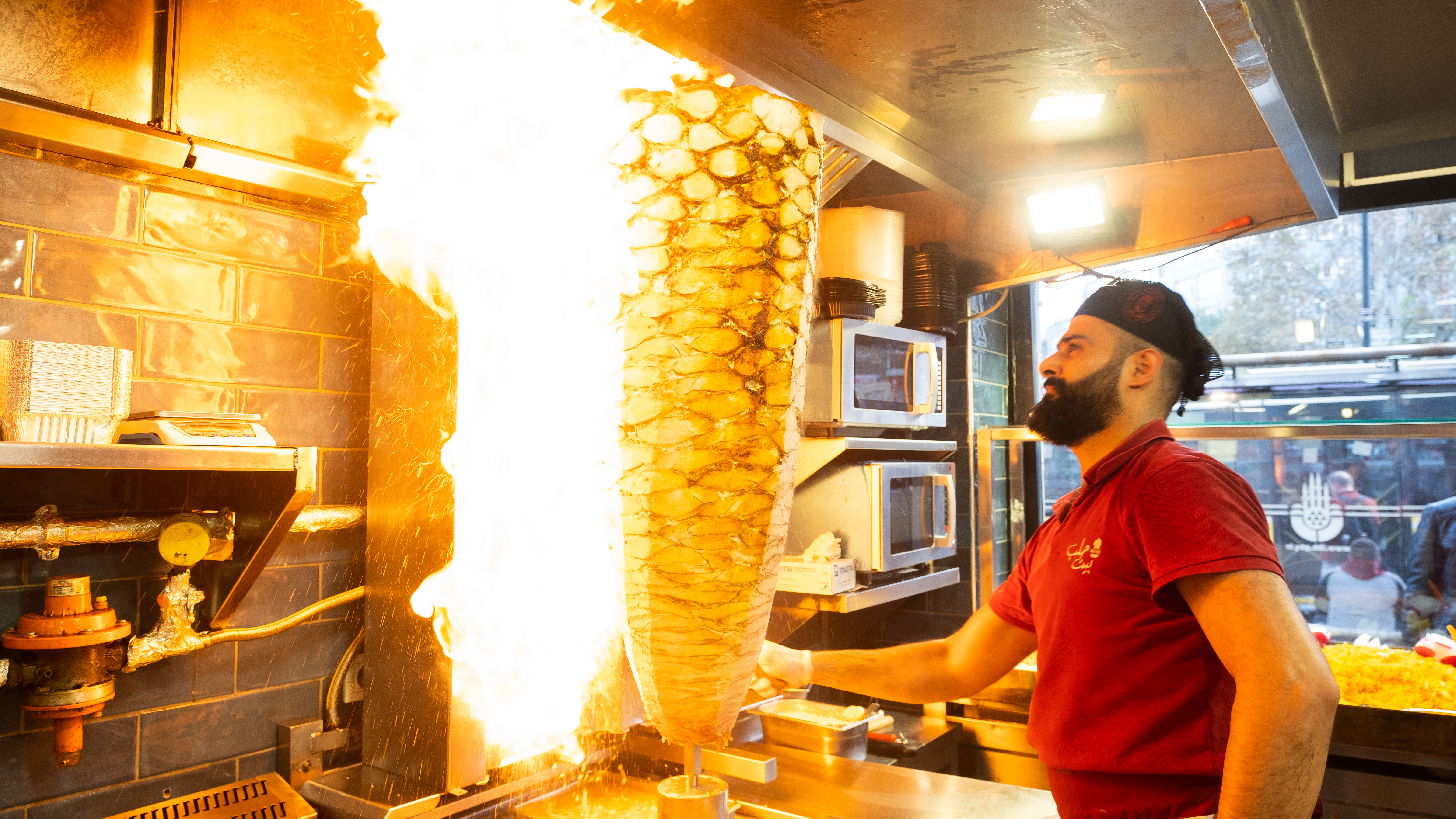 في أحد محلات بيع الشاورما الكثيرة في تركيا والتي يديرها مهاجرون. Inside one of Turkey's many kebab houses run by migrants (photo: Volkan Kisa)