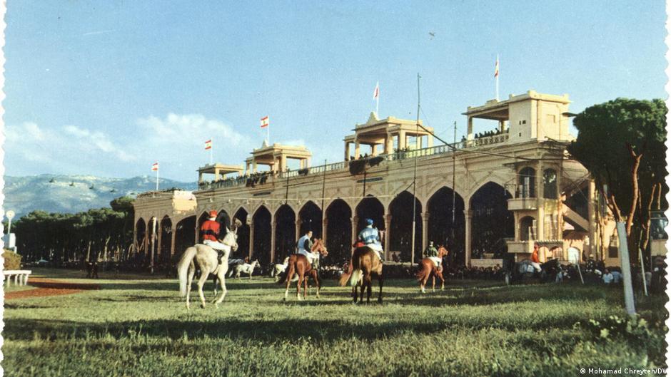 المدرج الرئيسي في ميدان سباق الخيل على الطراز المعماري العثماني Libanon Pferderennen Foto DW