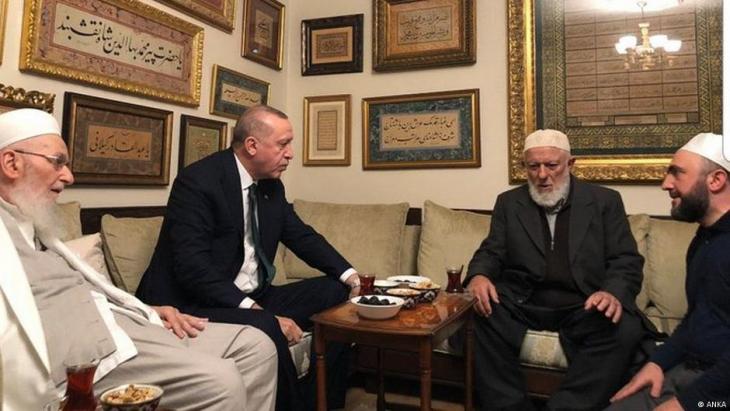 President Recep Tayyip Erdogan (2nd left) visiting the Ismail Aga community in Istanbul in 2020 (photo: ANKA)