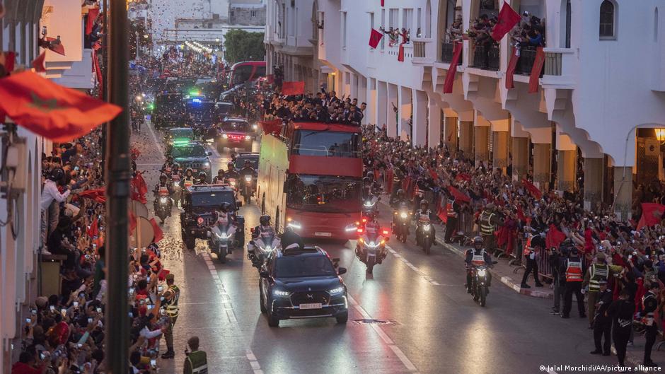 جعلت قطر من “العروبة الناعمة” سلاحا عربيا عابرا للحدود. احتشد عشرات الآلاف لاستقبال المنتخب المغربي لكرة القدم استقبال الأبطال في العاصمة الرباط بعد عودته من قطر.