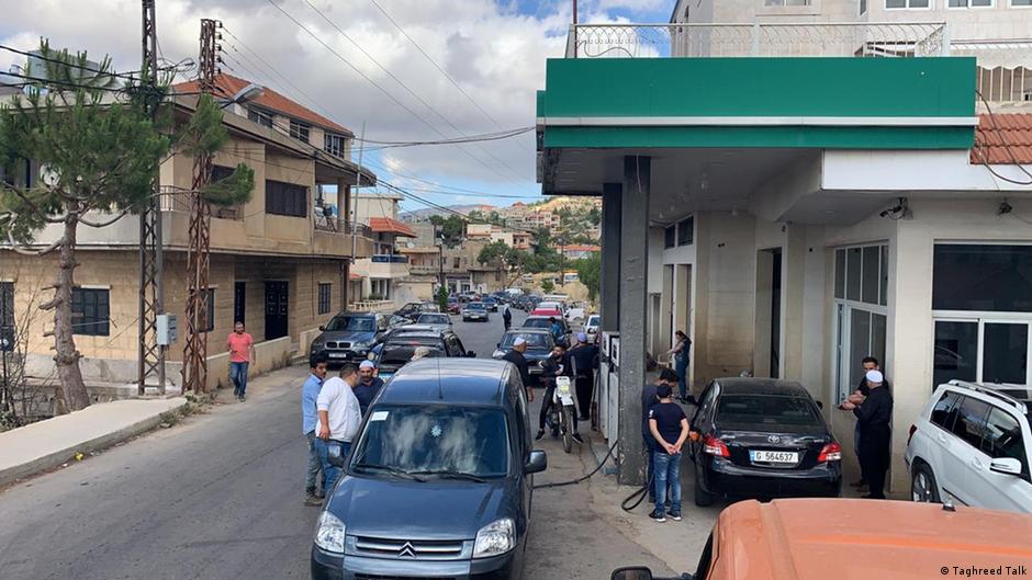 أشخاص ينتظرون الحصول على بنزين أمام محطة وقود في لبنان. Schlangen vor einer Tankstelle in Rechaya, Libanon; Foto: Taghred Taalk