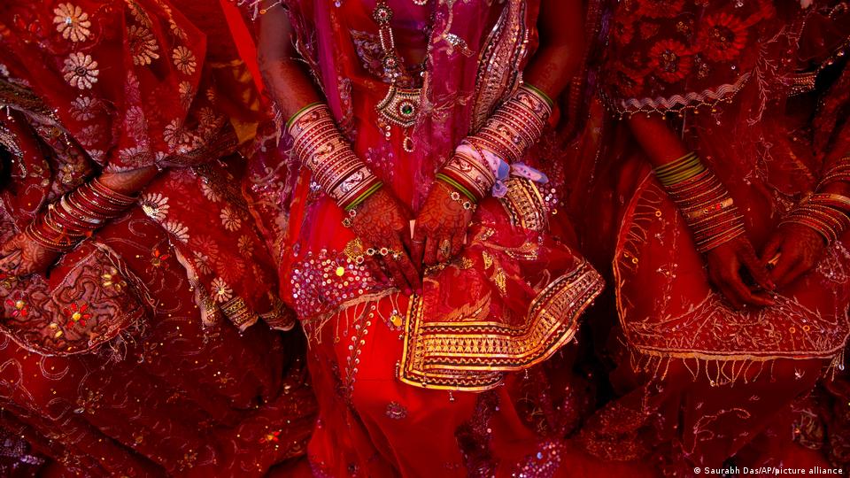 Many marriages in India are still arranged by families based on religion or caste (image: AP/picture-alliance)