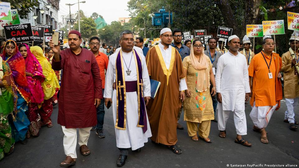 Muslim, Christian and Hindu religious leaders took part in a mass wedding ceremony of many couples in 2020 (image: Pacific Press/picture-alliance)