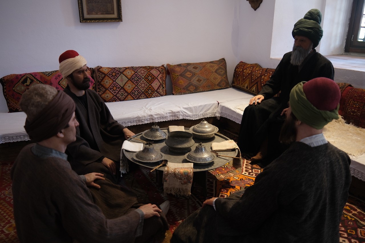 نموذج طبق الأصل لحلقة من حلقات الدراويش في متحف تركي.  Nachbildung einer Derwischrunde in einem türkischen Museum; Foto: Marian Brehmer