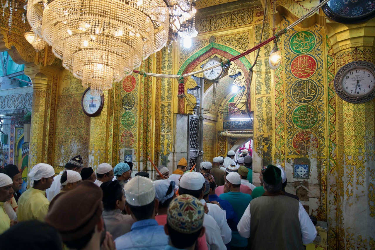 صوفيون عند ضريح معين الدين الجشتي في أجمير بالهند Am Schrein Moinuddin Chischtis in Ajmer, Indien, Foto: Marian Brehmer 