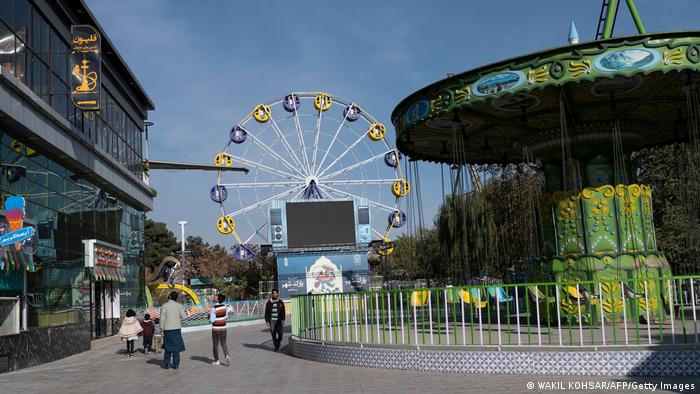 Die Totale zeigt den weitestgehend leeren Vergnügungspark City Park in Kabul. Im Hintergrund ist ein Riesenrad zu sehen, rechts im Bild ein grünes Kettenkarussell.