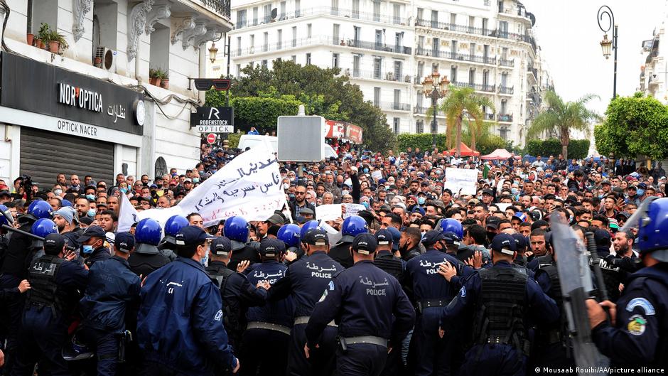 مظاهرة لحركة الحراك الاحتجاجية في آذار/مارس 2021 – الجزائر. Unmut: Kundgebung der Protestbewegung Hirak im März 2021; Foto: Moussaab Rouibi/AA/picture-alliance