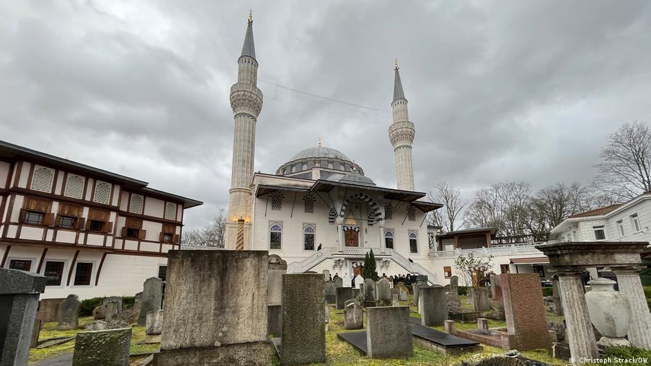 مسجد شيهيتليك في برلين - ألمانيا. Muslimische Gräber im Hof der Sehitlik-Moschee Berlin; Foto: Christoph Strack/DW