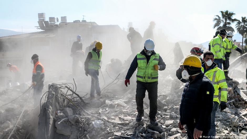 Rettungskräfte in Iskenderun, Provonz Hatay, Türkei (Foto: Murat Sengul/AA/picture alliance)