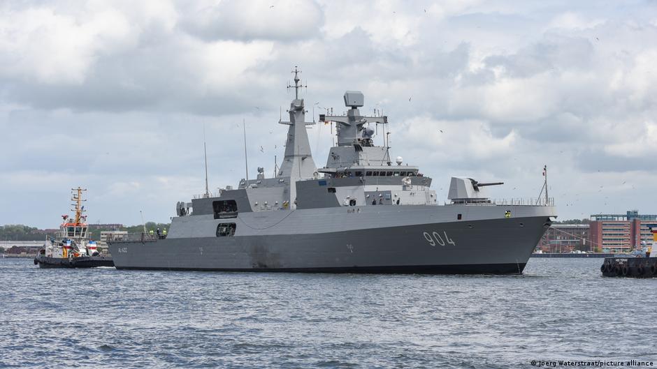 فرقاطة بحرية ألمانية في البحر. A German naval frigate at sea (image: Joerg Waterstraat/picture-alliance)