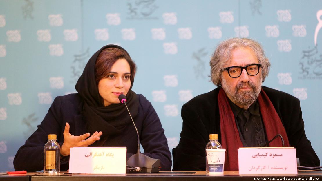 بيغا أهانغراني والمخرج مسعود كيميايي في مؤتمر صحفي عام 2017. Pegah Ahangarani and director Masoud Kimiaei at a press conference in 2017 (image: picture-alliance)