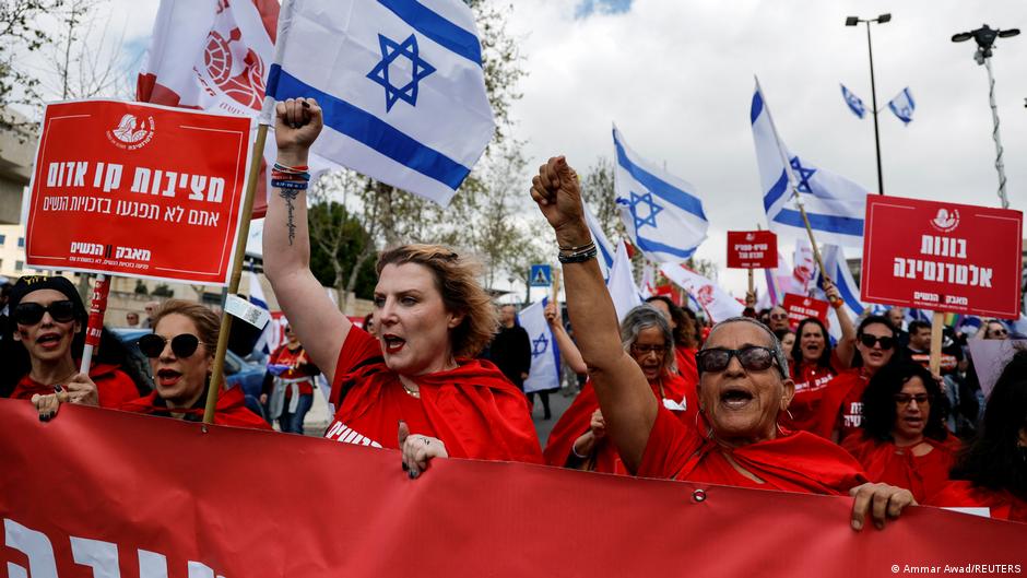 احتجاجات ضد مشروع قانون إصلاح القضاء في إسرائيل.  Protest gegen die geplante Justizreform in Israel; Ammar Awad/Reuters