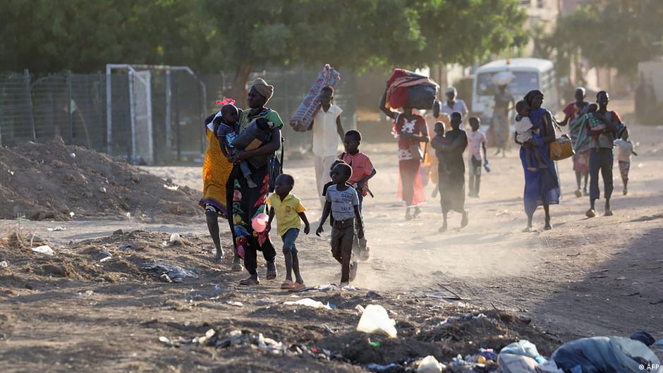 Sudanese civilians, among them women and children, flee figthing in Khartoum between the Sudanese military and the RSF militia (image: AFP)