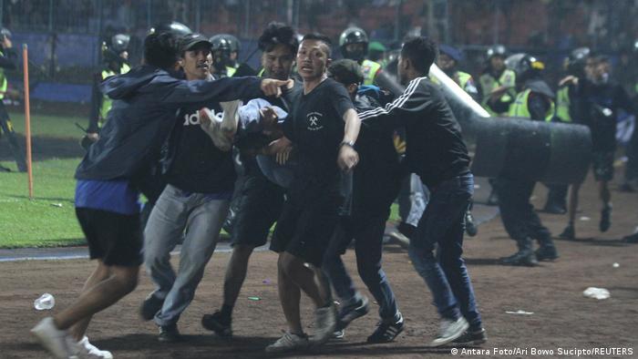 03 Indonesien Massenpanik in Kanjuruhan Stadion Foto Reutersإندونيسيا - حادثة تدافع مأساوية حصدت أرواح البشر 