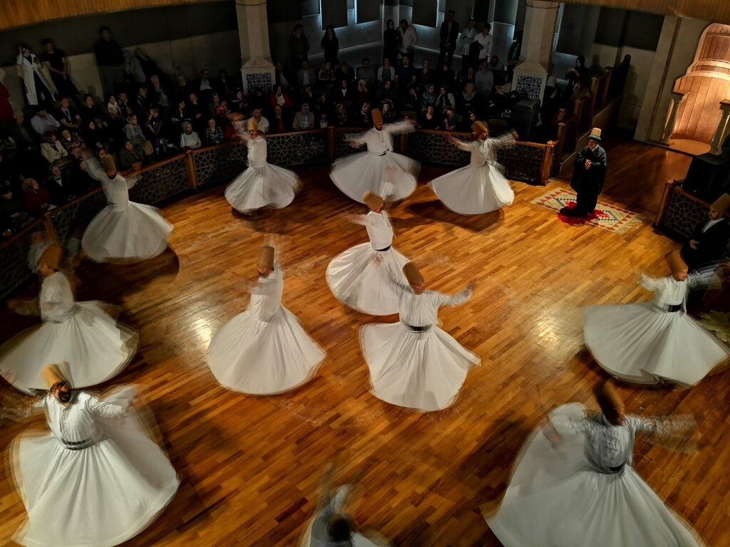 Sema-Darbietung in einem Kulturzentrum in Konya; Foto: Marian Brehmer