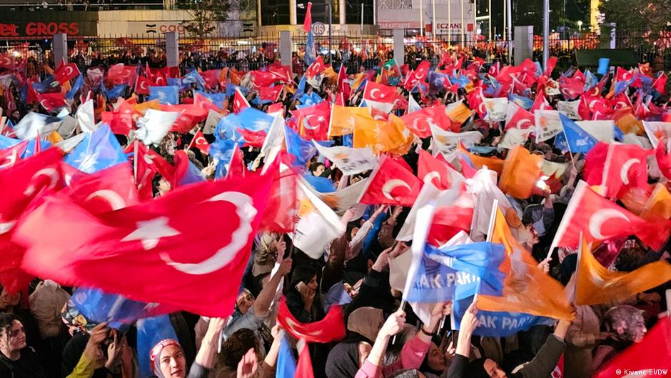 Chants in front of the AKP headquarters (image: Kivanc El/DW:)