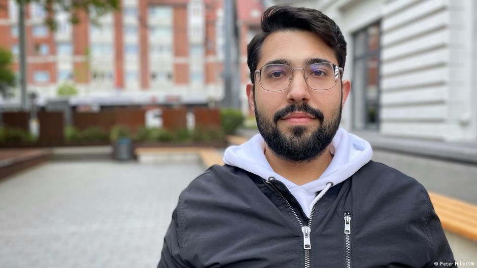 Cihat Genç am Platz, der bald nach seiner Großmutter Mevlüde heißt; Foto: Peter Hille